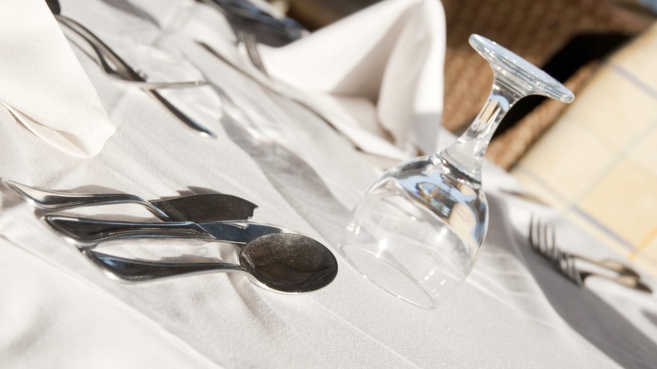 Estovalles a joc i tovallons suaus: el primer contacte en un restaurant