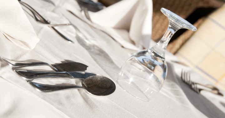 Estovalles a joc i tovallons suaus: el primer contacte en un restaurant