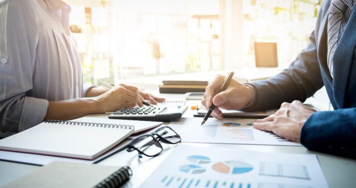La asesoría comercial orientada a la planificación financiera fortalece el crecimiento empresarial
